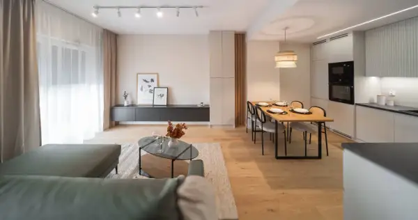 Nowoczesny salon z aneksem kuchennym, idealny do podpisania aktu notarialnego mieszkania.
